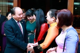 Thủ tướng Nguyễn Xuân Phúc với cán bộ nhân viên, cộng đồng người Việt tại Philippines. (Ảnh: Thống Nhất/TTXVN)