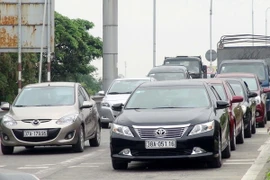 Quốc lộ 1A đoạn qua cầu Bến Thủy 1 bị ách tắc nghiêm trọng do người dân tập trung phản đội trạm thu phí BOT cầu Bến Thủy 1. (Ảnh: Tá Chuyên/TTXVN)