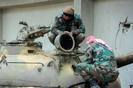 Lực lượng Chính phủ Syria trong chiến dịch truy quét khủng bố gần thị trấn Qumhanah, tỉnh Hama ngày 1/4. (Nguồn: AFP/TTXVN)