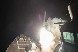 Tàu khu trục có tên lửa dẫn đường USS Porter (DDG 78) bắn tên lửa từ Địa Trung Hải ngày 7/4. (Nguồn: EPA/TTXVN)