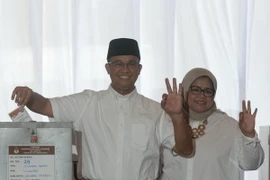Ứng cử viên Anies Baswedan và vợ bỏ phiếu trong cuộc bầu cử vòng hai thị trưởng Jakarta tại một địa điểm bầu cử ở Jakarta. (Nguồn: THX/TTXVN)