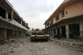 Các lực lượng Iraq tiến vào al-Abar, vùng lân cận thành phố Mosul trong chiến dịch giành lại quyền kiểm soát thành phố này từ phiến quân IS ngày 13/4. (Nguồn: AFP/TTXVN)