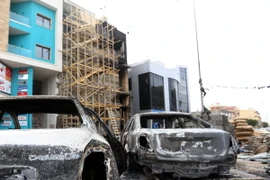 Các phương tiện bị hư hại sau cuộc giao tranh của một nhóm các tay súng tại Tripoli ngày 15/3. (Nguồn: THX/TTXVN)