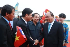 Lễ đón Thủ tướng Nguyễn Xuân Phúc và Phu nhân tại sân bay quốc tế Wattay. (Ảnh: Thống Nhất/TTXVN)