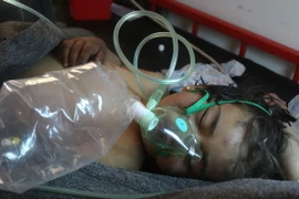 Trẻ em Syria được điều trị y tế do hít phải khí độc sau đợt không kích ở thị trấn Khan Sheikhun, tỉnh Idlib ngày 4/4. (Nguồn: AFP/TTXVN)