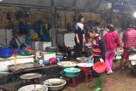 Bán và sơ chế hải sản tại chợ Láng Hạ (quận Đống Đa). (Ảnh: Phương Anh/TTXVN)