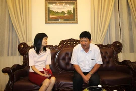 Ông Đoàn Văn Thạnh, bố nghi phạm Đoàn Thị Hương, trao đổi cùng cán bộ Đại sứ quán Việt Nam tại Malaysia khi ông sang Malaysia thăm con gái. (Ảnh: Hoàng Nhương/Vietnam+)