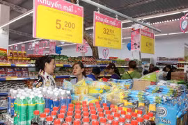 Khách hàng, người tiêu dùng mua sắm tại siêu thị Saigon Co.op, TP.HCM. (Ảnh: Thanh Vũ/TTXVN)