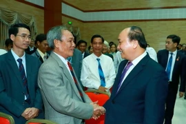 Thủ tướng Nguyễn Xuân Phúc và Phu nhân đến thăm, nói chuyện với cán bộ, nhân viên Đại sứ quán, đại diện cộng đồng, lưu học sinh và doanh nghiệp Việt Nam tại Campuchia. (Ảnh: Thống Nhất/TTXVN)