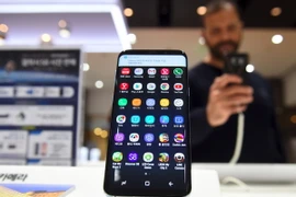 Mẫu điện thoại Galaxy S8 của Samsung được giới thiệu tại một cửa hàng ở Seoul. (Nguồn: AFP/TTXVN)
