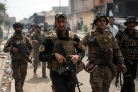 Binh sỹ Iraq tuần tra trên một tuyến phố ở phía tây thành phố Mosul sau khi giành lại khu vực này từ IS ngày 21/4. (Nguồn: AFP/TTXVN)