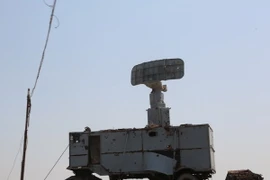 Xe ôtô chở thiết bị rada bị phát hủy sau một cuộc không kích tại thành phố cảng Hodeidah, Yemen. (Nguồn: AFP/TTXVN)