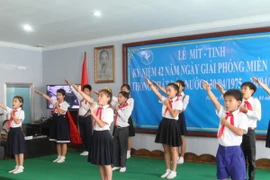 Các em học sinh trường tiểu học hữu nghị Khmer-Việt Nam Tân Tiến biểu diễn văn nghệ ca ngợi quê hương đất nước. (Ảnh: Phan Minh Hưng/TTXVN)