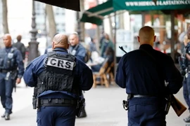 Cảnh sát Pháp tuần tra tại sân ga Gare du Nord sau khi một nghi phạm tấn công cảnh sát bị bắt giữ. (Nguồn: AFP/TTXVN)