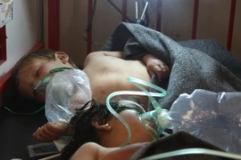 Trẻ em Syria được điều trị y tế do hít phải khí độc sau đợt không kích ở thị trấn Khan Sheikhun, tỉnh Idlib ngày 4/4. (Nguồn: AFP/TTXVN)