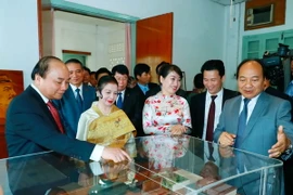 Thủ tướng Nguyễn Xuân Phúc đến thăm Nhà lưu niệm cố Chủ tịch Souphanouvong và gặp gỡ gia đình cố Chủ tịch. (Ảnh: Thống Nhất/TTXVN)