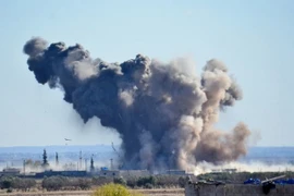 Khói bốc lên sau cuộc không kích của liên minh quân sự do Mỹ đứng đầu tại Deir al-Zor, Syria. (Nguồn: AA/ABACAPRESS.COM/TTXVN)