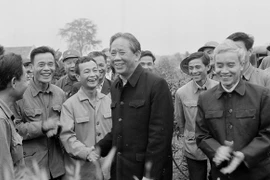 Tổng Bí thư Lê Duẩn nói chuyện với cán bộ, công nhân Nông trường Tây Hiếu, tỉnh Nghệ Tĩnh (22/4/1979). (Ảnh: Văn Bảo/TTXVN)