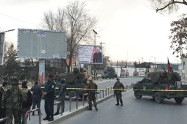 Lực lượng an ninh Afghanistan phong tỏa khu vực xung quanh hiện trường vụ tấn công ở Kabul ngày 8/3. (Nguồn: EPA/TTXVN)