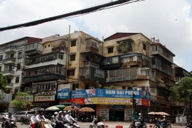Một khu tập thể cũ nằm tại ngã tư Nguyên Hồng - Huỳnh Thúc Kháng, quận Đống Đa. (Ảnh: Tuấn Anh/TTXVN)