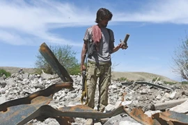 Nhân viên an ninh Afghanistan thị sát khu vực trúng bom GBU-43 của Mỹ tại Achin, tỉnh Nangarhar ngày 15/4. (Nguồn: EPA/ TTXVN)