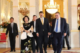 Chủ tịch Quốc hội Nguyễn Thị Kim Ngân chào xã giao Tổng thống Hungary Asder János. (Ảnh: Trọng Đức/TTXVN)