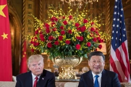 Tổng thống Mỹ Donald Trump (phải) tiếp Chủ tịch Trung Quốc Tập Cận Bình (trái) tại khu nghỉ dưỡng Mar-a-Lago ở West Palm Beach, bang Florida ngày 6/4. (Nguồn: AFP/TTXVN)