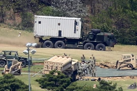 Các trang thiết bị cần thiết cho việc lắp đặt THAAD được vận chuyển tới Seongju, đông nam Hàn Quốc ngày 27/4. (Nguồn: Yonhap/TTXVN)