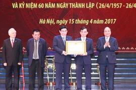 Thủ tướng Nguyễn Xuân Phúc trao tặng Huân chương lao động hạng Nhất của Chủ tịch nước cho Ngân hàng BIDV. (Ảnh: Thống Nhất/TTXVN)