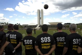 Cảnh sát Brazil biểu tình trước tòa nhà Quốc hội ở Brasilia ngày 18/4. (Nguồn: EPA/TTXVN)