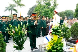 Đại tướng Ngô Xuân Lịch, Ủy viên Bộ Chính trị, Phó Bí thư Quân ủy Trung ương, Bộ trưởng Bộ Quốc phòng dâng hương tưởng niệm tại phần mộ Đại tướng Văn Tiến Dũng. (Ảnh: An Đăng/TTXVN)