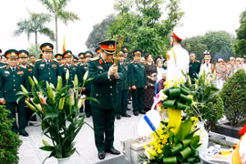 Đại tướng Ngô Xuân Lịch, Ủy viên Bộ Chính trị, Phó Bí thư Quân ủy Trung ương, Bộ trưởng Bộ Quốc phòng dâng hương tưởng niệm tại phần mộ Đại tướng Văn Tiến Dũng. (Ảnh: An Đăng/TTXVN)