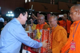 Phó Thủ tướng Vương Đình Huệ tặng quà cho các cao tăng tại buổi họp mặt. (Ảnh: Trung Hiếu/TTXVN)