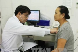 Bác sỹ Bệnh viện Fortis Hoàn Mỹ Đà Nẵng khám bệnh cho người cao tuổi. (Ảnh: Trần Lê Lâm/TTXVN)