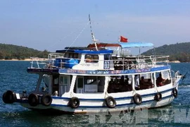 Du khách du lịch bằng tàu biển vùng Nam đảo An Thới, Phú Quốc. (Ảnh: Lê Sen/TTXVN)