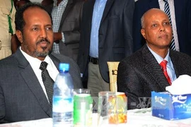  Tân Thủ tướng Somalia Abdiweli Sheikh Ahmed (phải) phát biểu tại Mogadishu ngày 12/12. AFP/ TTXVN