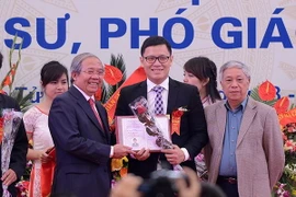 Lê Anh Vinh - Chàng Phó Giáo sư làm “dậy sóng” cộng đồng trẻ