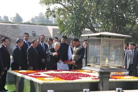 Tổng bí thư đặt vòng hoa viếng Mahatma Gandhi 