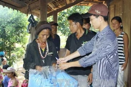 Cấp màn phòng, chống sốt rét cho đồng bào dân tộc thiểu số huyện Đakrông, Quảng Trị. (Ảnh: Hồ Cầu/TTXVN)