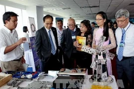 Đại biểu tham quan gian hàng giới thiệu sản phẩm công nghệ cao tại hội nghị. (Ảnh: Thế Anh/TTXVN)