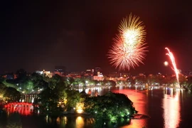 Bắn pháo hoa tại hồ Hoàn Kiếm. (Ảnh: Hoàng Hùng/TTXVN)