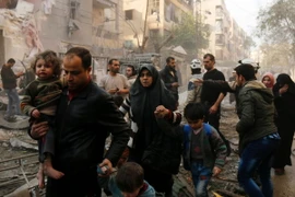 Người dân Syria sơ tán sau các cuộc không kích của quân đội chính phủ vào các mục tiêu của phiến quân ở thành phố Aleppo. (Nguồn: AFP/TTXVN)