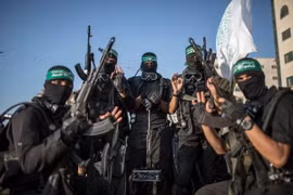 Các thành viên Lữ đoàn Ezzedine al-Qassam, cánh vũ trang của phong trào Hamas tại thành phố Gaza. (Nguồn: THX/TTXVN)