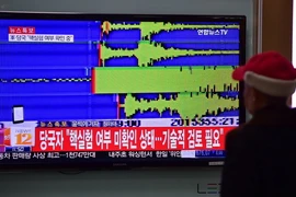 Biểu đồ mô tả rung chấn của động đất gần bãi thử hạt nhân Punggye-ri của Triều Tiên, tại nhà ga ở Seoul, Hàn Quốc. (Nguồn: AFP/TTXVN)