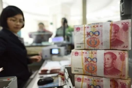 Giao dịch tại một ngân hàng ở tỉnh Giang Tô, Trung Quốc. (Nguồn: THX/TTXVN)