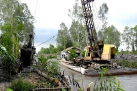 Nạo vét kênh mương dòng chảy để trữ nước ngọt, chống mặn. (Ảnh: Huỳnh Sử/TTXVN)