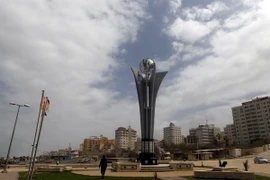 Một bức tượng được dựng lên để tưởng nhớ các nạn nhân của tàu Mavi Marmara tại cảng của Gaza City. (Nguồn: AFP/TTXVN)