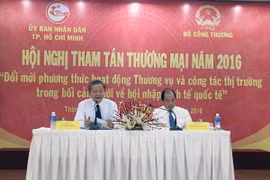 Thứ trưởng Bộ Công Thương Nguyễn Cẩm Tú và ông Lê Văn Khoa, Phó Chủ tịch UBND TP.HCM chủ trì Hội nghị. (Ảnh: Mỹ Phương/Vietnam+)