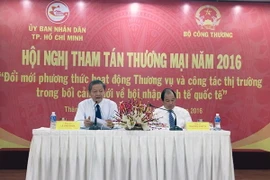 Thứ trưởng Bộ Công Thương Nguyễn Cẩm Tú và ông Lê Văn Khoa, Phó Chủ tịch UBND TP.HCM chủ trì Hội nghị. (Ảnh: Mỹ Phương/Vietnam+)