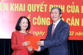 Thường trực Ban Bí thư Đinh Thế Huynh trao Quyết định của Bộ Chính trị cho bà Trương Thị Mai. (Ảnh: An Đăng/TTXVN)
